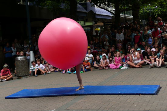 ...und diese Clownin in einem Ballon steckenbleibt!! 