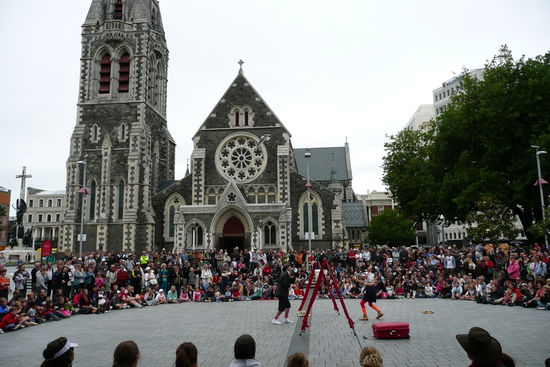 Die Leute tummeln sich um die Strassenvorfuehrungen.