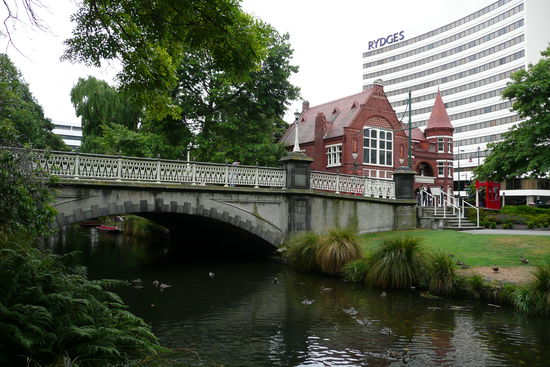 Vieles an Christchurch erinnert an England: Haueser, Strassen, Bruecken usw.