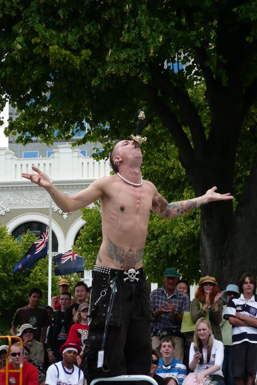 Der Schwertschlucker riskiert soeben sein Leben fuer uns... 