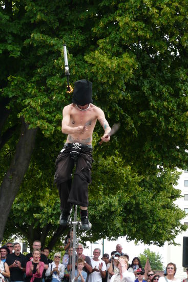 ...und jongliert sogar blind auf einem 3m hohen Einrad...