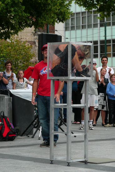 ...waehrenddem sich diese junge Frau in eine Minibox quetscht...