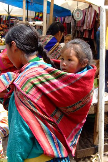 Typische Tragtechnik der Kinder in Peru.