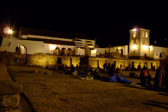 Die Kirche von Chinchero, davor der grosse Touristenmarkt.
