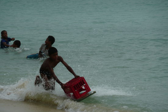 Die Kinder freuen sich auch darueber .