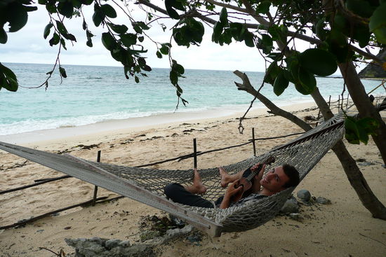 Peter uebt sich im Musizieren. 