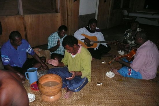 Am Abend wird mit den Einheimischen gesungen...