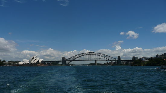 Die typische "Skyline" Sydney's: Opera House und Harbour Bridge.