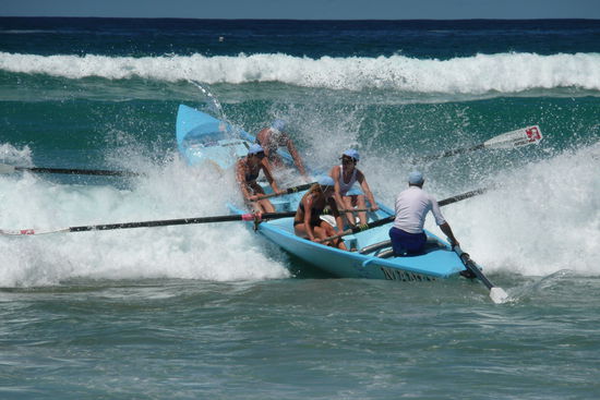 Mit voller Kraft gegen die Wellen!