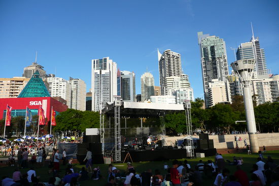 Im Darling Harbour hoeren wir dem Konzert zu.