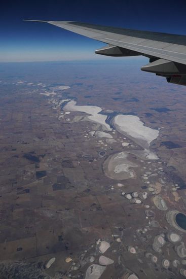 Schon vom Flugzeug aus koennen wir das Outback sehen!