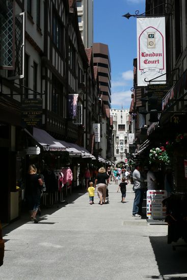 London Court, Eine kurze, enge Einkaufsstrasse erinnert an England.