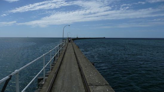 Ein schoener Spaziergang ins Meer hinaus.