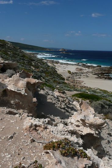 Die zerklueftete Kueste beim Cape Naturaliste.