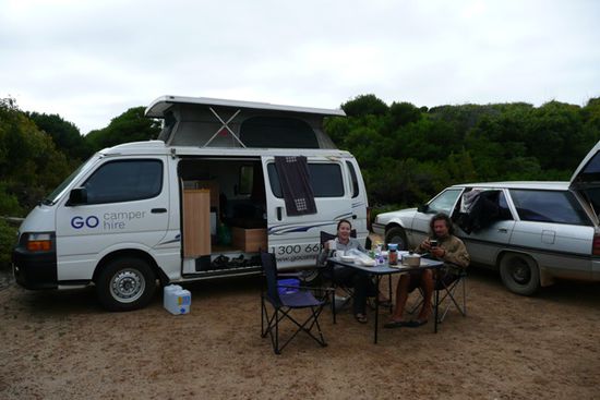Hier sieht man unseren Campervan mit voller Ausruestung! Mit Markus uebernachten wir an einem Strand.