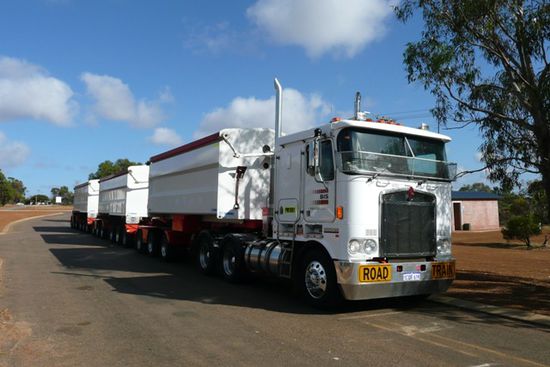 Monstertrucks fahren auf dem Highway. In Australien ist alles laenger...