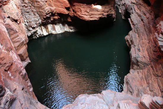 Von hier oben konnte man in den Pool springen. Dieser Pool befindet sich im Weano Gorge.