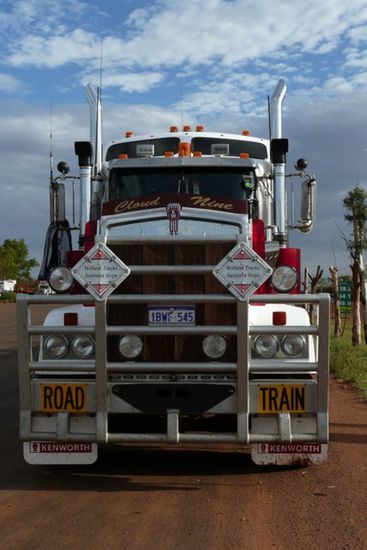 Typischer Roadtrain auf dem Weg richtung Perth.