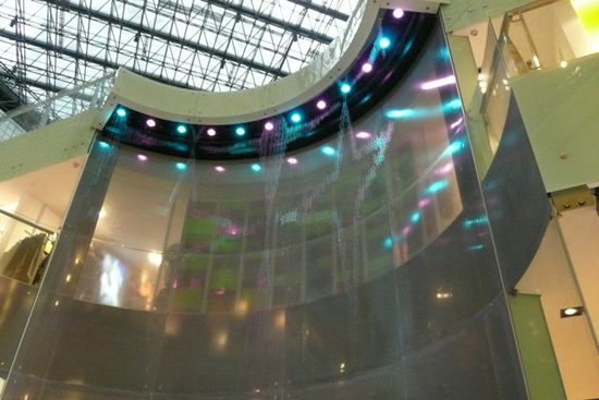 Dieser hochkomplexe Wasserfall in einem Einkaufszentrum kann verblueffende Figuren und Texte darstellen.
