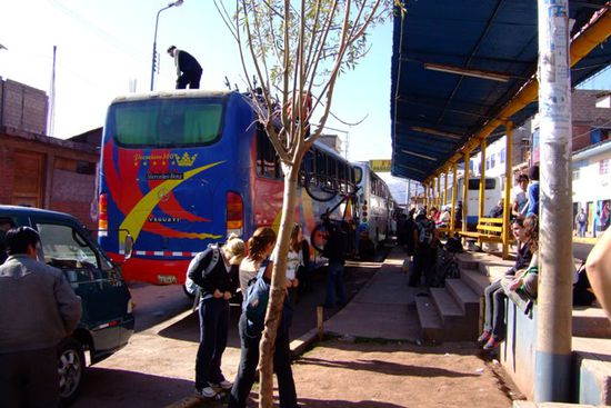 Die Bikes werden auf das Dach des Busses verladen.