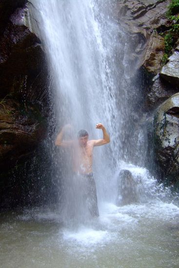 Willkommene Abkuehlung unter dem Wasserfall, brrrr!!
