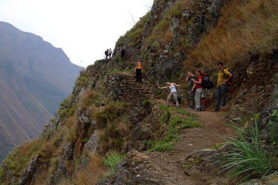 Auf dem Inkatrail, hoch ueber dem Tal