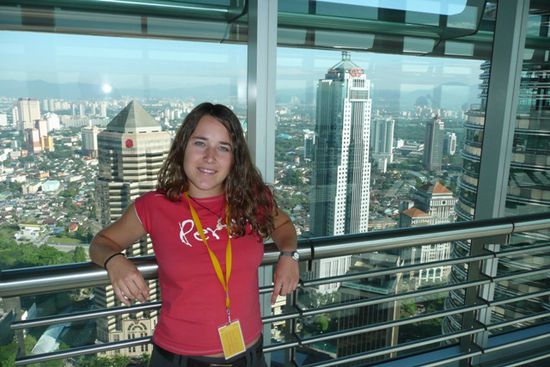 Anita auf der Besucherbruecke der Towers. Hinten sieht man die fantastische Aussicht ueber die Stadt.