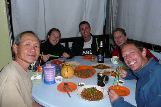 Mmmhh, chinesische Koestlichkeiten geniessen wir mit Carmen, Rene und Yen.