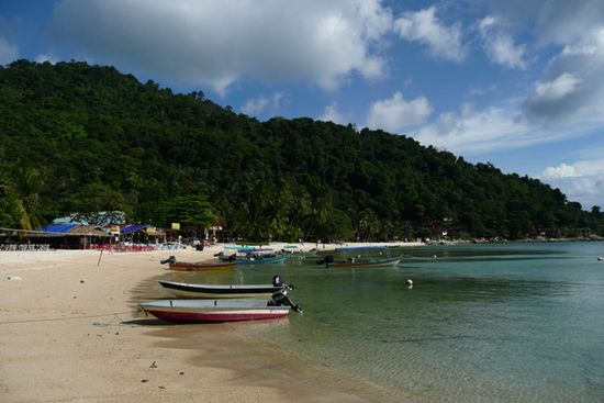 Der Coral Beach. Ganz hinten, leider schwer zu erkennen, wohnten wir in unserem Bungalow.