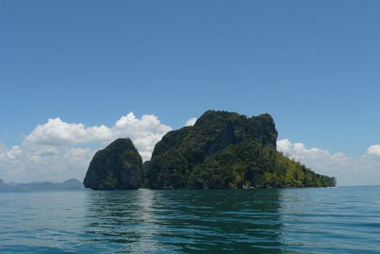 Die Limestoneinseln ragen praechtig aus dem Wasser.