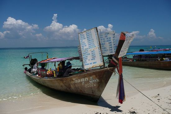 Mit so einem aehnlichen Boot verbrachten wir die Tagestour. Das hier ist ein "Kioskboot". Man konnte ueber Getraenke bis zum Snack alles kaufen