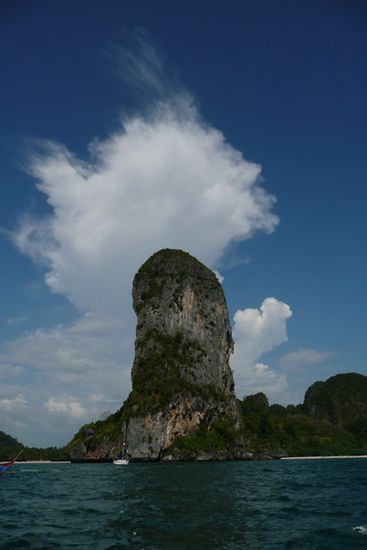 Auf dieser Insel befand sich der "Penisschrein", und irgendwie faellt uns beim Betrachten der Insel im Zusammenhang mit dem Schrein so eine Gemeinsamkeit auf...