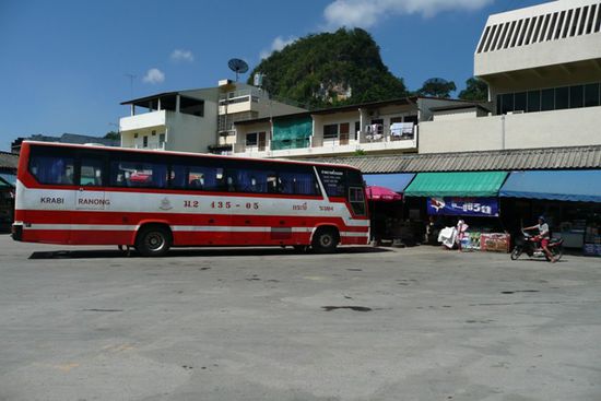 In diesem Bus haben wir laange sieben Stunden verbracht, gaaeehhn!
