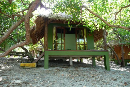 Jupiii, wir sind endlich da! Dieses nette Bungalow direkt am Strand ist unser neues Zuhause.