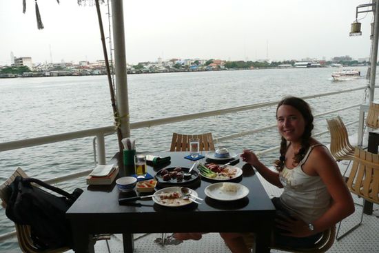 Wir lassens uns in einem Restaurant direkt am Fluss auf thailaendisch schmecken.
