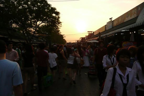 Viele Leute, hauptsaechlich Touristen besuchen den gigantischen Weekendmarket.