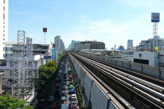 Der Skytrain fuehrt weit oberhalb der Strassen durch Bangkok.