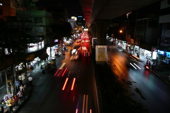 In Bangkok herrscht Tag und Nacht Verkehr.