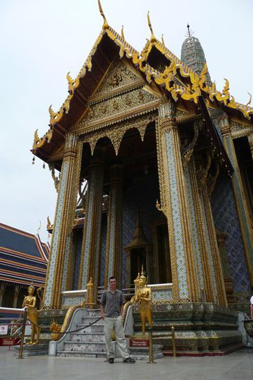 ...und Figuren bewachen die Tempel.