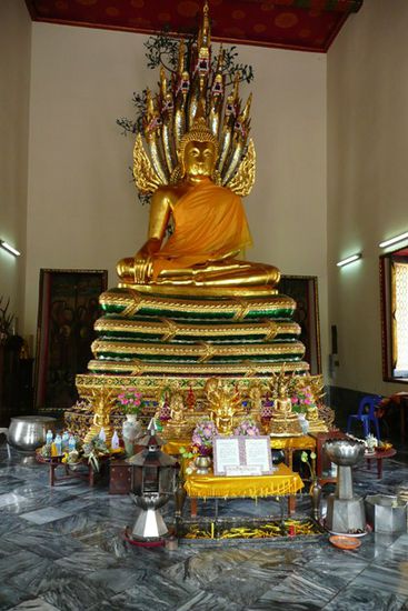 Eine der typischen Buddhastatuen in den Tempeln.