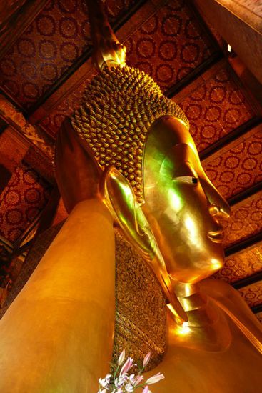Und hier der beruehmte liegende Buddha, beim Eintritt ins Nirvana.