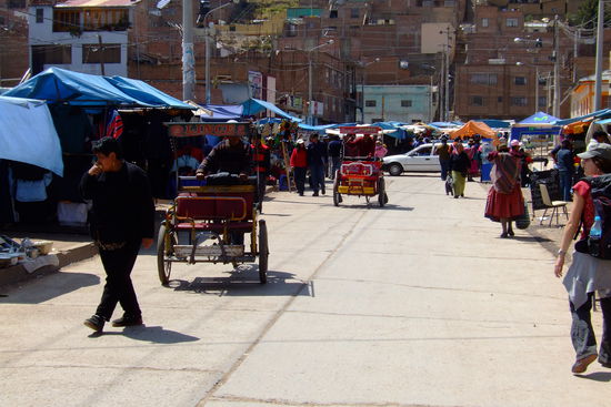 Strassenmarkt mit den typischen Fahrradtaxis.