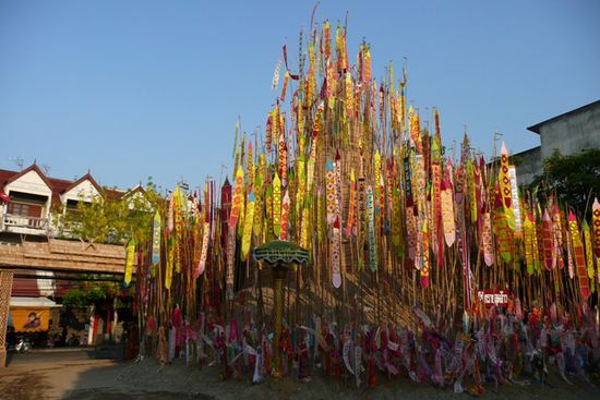 Dieser Chedi aus Sand mit den farbenen Flaggen ist speziell fuers Songkran Festival errichtet worden.