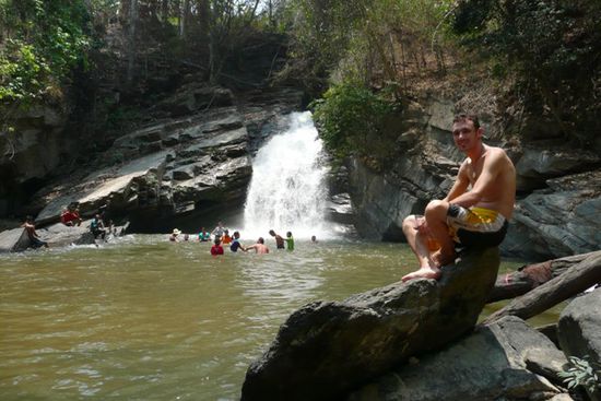 Peter vor dem Mae Wang Wasserfall.