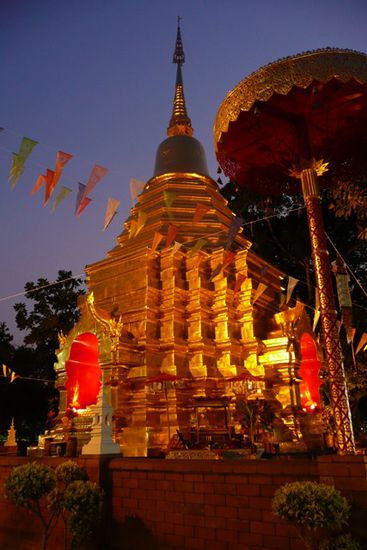 Der goldene Tempel wird beleuchtet.
