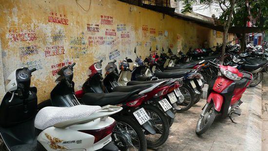 Wo die Fussgaenger gehen sollten, ist alles mit Mopeds vollgestellt. Auf den Strassen rasen die Mopeds kreuz und quer an dir vorbei. Kurz gesagt: Es ist hier lebensgefaehrlich!