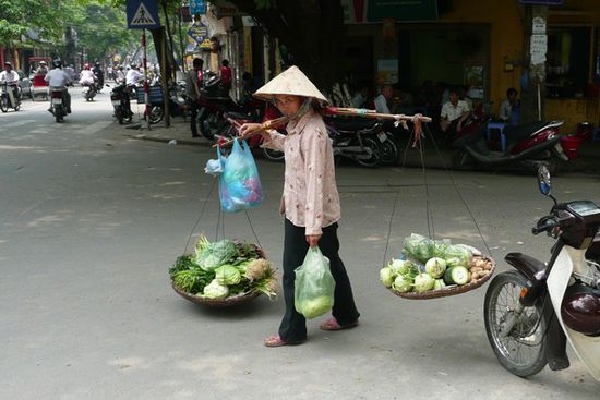 Typische Vietnamfrau mit schwerer Last.