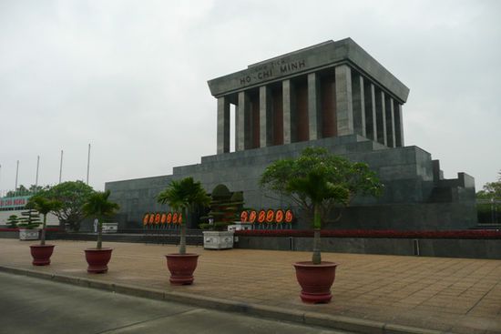 Ho Chi Minh Mausoleum: Hier wurde 1945 die Unabhaengigkeit Vietnams an eine halbe Million Leute erklaert.