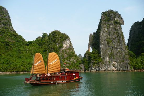 Die Touristenboote sehen originell aus.