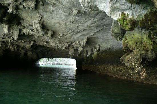 Hinter diesem Wassertunnel befand sich eine friedliche und ruhige Bucht.